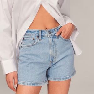 Abercrombie & Fitch New Women’s High Rise 4 inch Mom Short Light Wash NWT 26